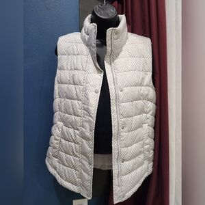 GAP Women's Quilted Herringbone Puffer Vest - Light Gray